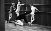 Balettskola bildsida 20 januari 1966

Flickor i balettklass under övningsmoment med danslärare som förevisar benposition