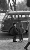 Barn i trafiken, 25 januari 1966

Barn står på trottoar och väntar på att kunna passera trafikerad gata