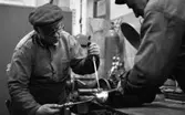 Centrumverkstaden i HFS Jernverk 20 januari 1966

Två män i arbetskläder arbetar med lödning