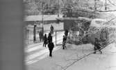 Centrumverkstaden i HFS Jernverk 20 januari 1966

Vintrig vy över fabriksgrindar med arbetare som går in och ut