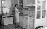 CV-chefens fru Svensson 22 januari 1966

Interiör från högreståndshem, kvinna poserar i kök
