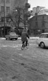 Dragos cyklar 25 januari 1966

Äldre man cyklar vingligt på minicykel på snömoddig parkeringsplats