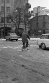 Dragos cyklar 25 januari 1966

Äldre man cyklar vingligt på minicykel på snömoddig parkeringsplats