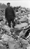 Engångsglas soptippsbesvär 11 januari 1966

Man i arbetskläder står på sopptipp omgiven av sopor