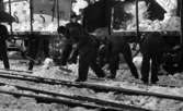 Hallsbergsskottarna 5 januari 1966

Ett stort antal män i arbetskläder skottar bort snö runt järnvägsvagn