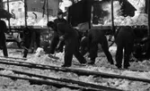 Hallsbergsskottarna 5 januari 1966

Ett stort antal män i arbetskläder skottar bort snö runt järnvägsvagn