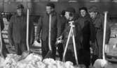 Hallsbergsskottarna 5 januari 1966

Ett antal män i arbetskläder poserar bakom snöhög där snöskyfflar står uppställda, i bakgrunden syns en järnvägsvagn