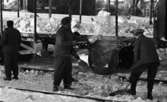 Hallsbergsskottarna 5 januari 1966

Ett antal män i arbetskläder skottar bort snö från järnvägsräls,  och skyfflar upp snö på järnvägsvagn