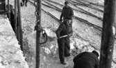 Hallsbergsskottarna 5 januari 1966

Män i arbetskläder skottar bort snö från järnvägsräls,  och skyfflar upp snö på järnvägsvagn