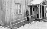 Handikappad får drömbostad 22 januari 1966

Exteriör av nybyggt trähus för handikappboende, äldre man borstar snö från träramp för rullstol