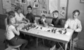 Särskolan 9 april 1966

Ett antal barn, pojkar och flickor, i en skolsal tillsammans med en lärarinna, de arbetar med lera