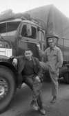 Lastchaffisar, 13 maj 1966

Två män i arbetskläder poserar vid lastbil