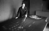 Prisma 5 maj 1966

Croupier poserar framför spelbord med roulette