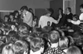 Popreportage 10 mars 1966

Popgruppen Ola and The Janglers, och mannen i ljus tröja heter Ola Håkansson.