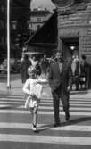 Barnen i trafiken 12 juli 1965

Trafiksäkerhet, man och flicka på övergångsställe