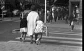 Barnen i trafiken 12 juli 1965

Trafiksäkerhet, kvinna och flickor på övergångsställe