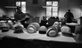 Hattfabrik läggs ned 1 mars 1966

Ett bord fyllt med hattar och två arbetare i en hattfabrik.