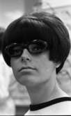 Glasögon 2 mars 1966

En ung kvinna som bär glasögon.