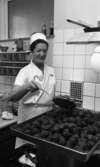 Fabriksmat, 9 mars 1966

Kokerska klädd i vitt håller på med att laga köttbullar i ett kök.