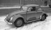 Bilar, Bilnummer, Bilhall 30 mars 1966En bil står parkerad på en gata. Det ligger snö på marken.