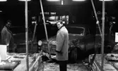 Bil sladdad in i ... 17 mars 1966

En man står vid en krockskadad bil.