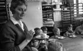Lekskola hos bagaren 14 mars 1966

Barn och fröken äter tårta