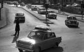 Polis dirigerar trafiken vid centralstation. Ford Cortina, Ford Falcon, Amazon, VW-bubbla, Mercedes
Påsktrafiken, 12 april 1966
