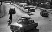 Polis dirigerar trafiken vid centralstation. Ford Cortina, Ford Falcon, Amazon, VW-bubbla, Mercedes
Påsktrafiken, 12 april 1966
