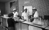 Barnbespisning 1 april 1966

Tre kvinnor i vita arbetsrockar och vita hattar serverar två pojkar mat. I bakgrunden syns en kvinna i klänning samt en tavla på väggen. Två av matbespisningsdamerna bär glasögon. Alla damerna står bakom en disk. På disken står fat och glas bl.a.



























































































































or. Han går nedför en kort trappa utomhus.