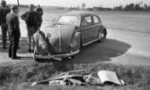 Glanshammar krock, 16 maj 1966.
I förgrunden syns det en bild som har krockat. Framsidan av bilen (bagagehuven) hänger på snedden. Det är en VW typ 1 som har motorn bak och bagageluckan fram.
Bilen har registreringsnummer 