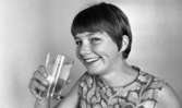 Bara vatten 16 maj 1966

En leende kvinna i mönstrad ärmlös klänning lyfter ett glas vatten mot sina läppar.













































































































































































or. Han går nedför en kort trappa utomhus.