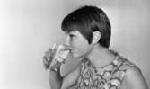 Bara vatten 16 maj 1966

En kvinna i mönstrad ärmlös klänning är i färd med att dricka ett glas vatten.













































































































































































or. Han går nedför en kort trappa utomhus.