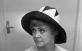Modenummer 23 april 1966

En kvinna i svartvit hatt, vit tröja samt halsband. Hon har kortklippt hår.






































































































































































































































































or. Han går nedför en kort trappa utomhus.