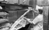 Henning Kjellgrens bageri,18 april 1966

En kvinna i vita arbetskläder samt vit hatt på huvudet håller i en påse med vänstra handen. På påsen står texten 