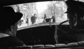 Rolls Royce 15 mars 1965.

Interiör tagen från baksätet på bilen med chaufför och passagerare.