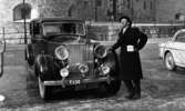 Rolls Royce 15 mars 1965

Man i kappa och hatt poserar vid bilen utanför Örebro slott.