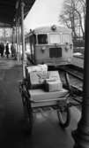 Järle 7 april 1966.
Bilden är tagen på perrongen vid Nora station. Man ser Södra Kyrkogården till höger om rälsbussen.