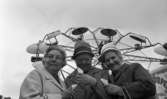 Noramarknad, Simmar i Gustavsvik 4 september 1965 

Tre äldre damer står nedanför Pariserhjulet på Noramarknaden med varsin godisstrut i händerna. Två av damerna bär hattar och alla är klädda i kappor.