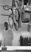 Regionsjukhuset 25 november 1965

En läkare i vit rock befinner sig i ett rum med medicinsk utrustning på Regionsjukhuset i Örebro.