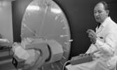 Regionsjukhuset 25 november 1965

En läkare i vit rock befinner sig i ett rum med medicinsk utrustning på Regionsjukhuset i Örebro. Han demonstrerar något genom att måtta med sina fingrar på vänster hand.