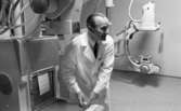 Regionsjukhuset 25 november 1965

En läkare i vit rock står i ett rum med medicinsk utrustning i ett rum på Regionsjukhuset i Örebro.