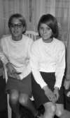 Vivalla problem, Trafiktävling, Konfirmation 10 maj 1966

Två tonårsflickor klädda i vita tröjor och korta mörka kjolar sitter i en vit stol. Flickan till vänster bär glasögon. Bakom dem syns ett fönster med vita gardiner.