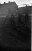 Vår 19 april 1966

Tre pojkar leker och spelar boll på en fotbollsplan vid en skola i april månad. Runt fotbollsplanen finns ett stängsel. En boll är med på bilden. Skolbyggnaden syns i bakgrunden. Pojken längst till vänster bär en fotbollströja med siffran 