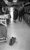 Väsktjuvar, Malmströms, Studenten 2, Väsktjuvar 20 april 1966

En handväska står öppnad i förgrunden på golvet i en klädaffär. I bakgrunden syns två herrar i kostymer samt en dam i hatt och kappa stå och samtala. I taket hänger en skylt med texten 