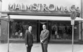 Väsktjuvar, Malmströms, Studenten 2, Väsktjuvar. 20 april 1966.
På bilden affärsföreståndaren Erik Johansson med hans kollega, framför butiken Malmström & Co. På skyltfönstret står texten 