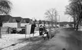 Oxhagen den 26 februari 1965.

Barn och vuxna vid busshållplats.