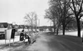 Oxhagen den 26 februari 1965.

Barn och vuxna vid busshållplats.