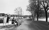 Oxhagen den 26 februari 1965.

Barn och vuxna vid busshållplats.