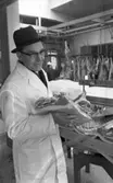 Från gris till skinka. Slakthuset 11 februari 1965.

Man med fläsk i förgrunden.