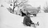 Livsfarlig lek, Lindh tränar  19 januari 1966

Barn på tefat vid snödriva och hotfull bil